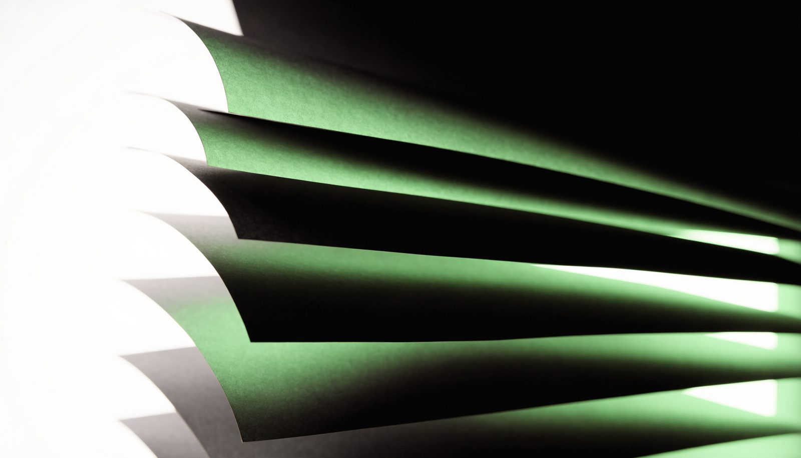 Composición abstracta de luz verde sobre superficie oscura
