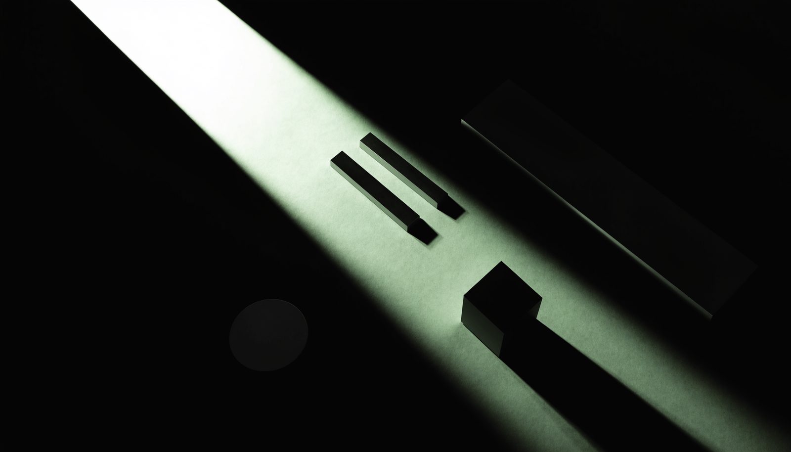 Composición abstracta de luz verde sobre superficie oscura